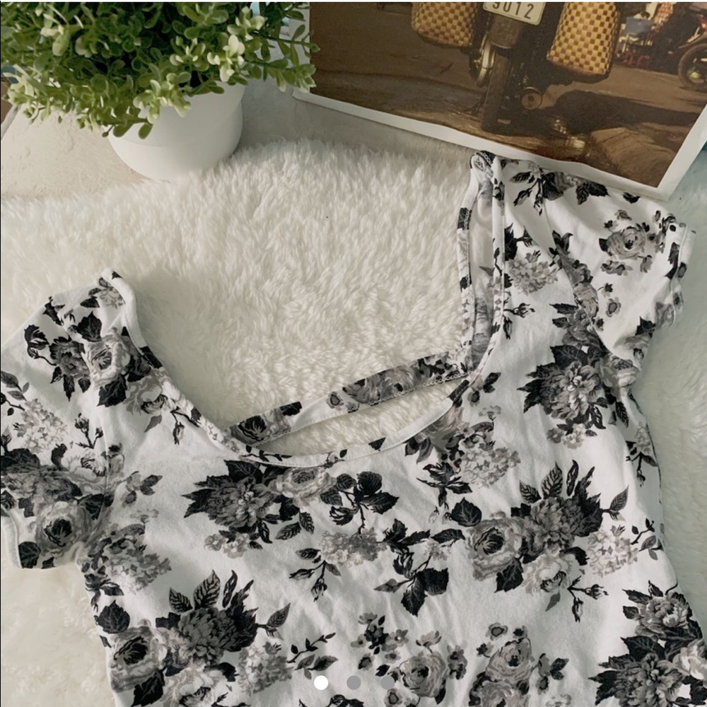 [2 for $15] Black floral crop top